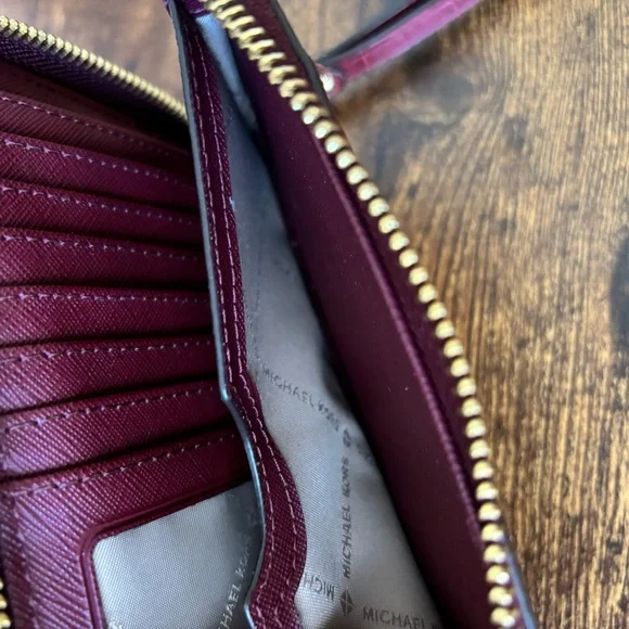 Michael Kors Jet Set smartphone wristlet burgundy crocodile-embossed design - Picture 7 of 13